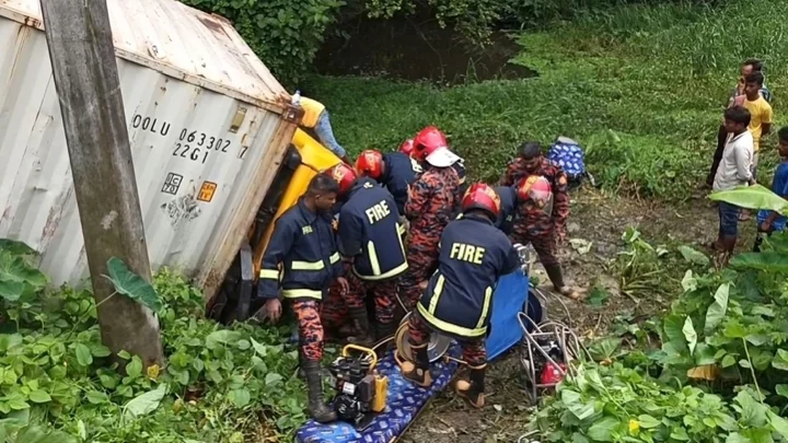 উল্টে গেল কাভার্ড ভ্যান, চার ঘণ্টা আটকা চালক, অতঃপর…