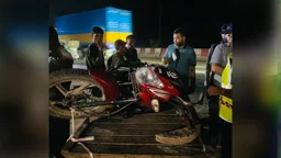 ফেনীতে কাভার্ডভ্যানচাপায় প্রাণ গেল এনজিও কর্মকর্তার