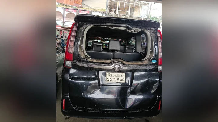 ফেনীতে হেফাজত আমিরের গাড়িতে বাসের ধাক্কা