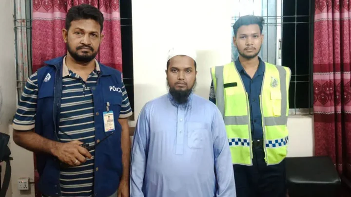 ফেনীতে ছাত্রকে ধর্ষণের অভিযোগে মাদ্রাসাশিক্ষক গ্রেপ্তার