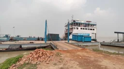 পদ্মার তীব্র স্রোতে আবারও বন্ধ ধাওয়াপাড়া-নাজিরগঞ্জ ফেরি চলাচল