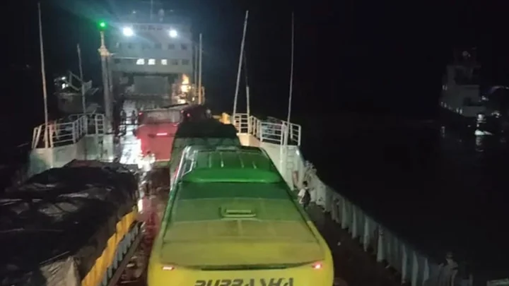 চলন্ত ফেরি থেকে পদ্মায় ঝাঁপ দিয়ে নারী নিখোঁজ