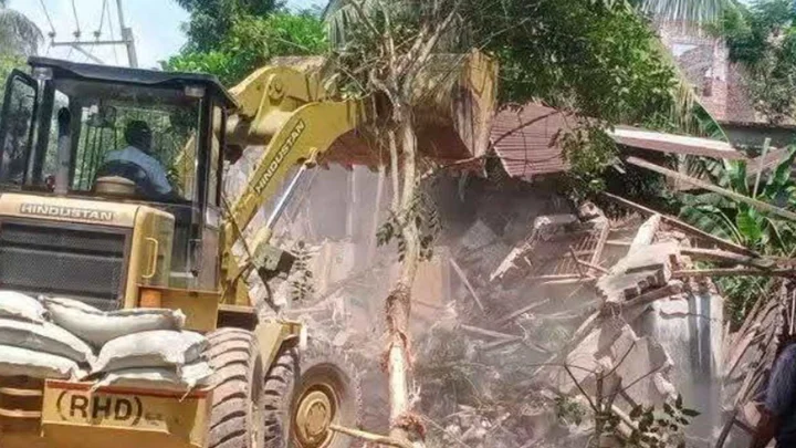 ৪০ বছর পর সওজের জমি থেকে ৫ অবৈধ স্থাপনা উচ্ছেদ