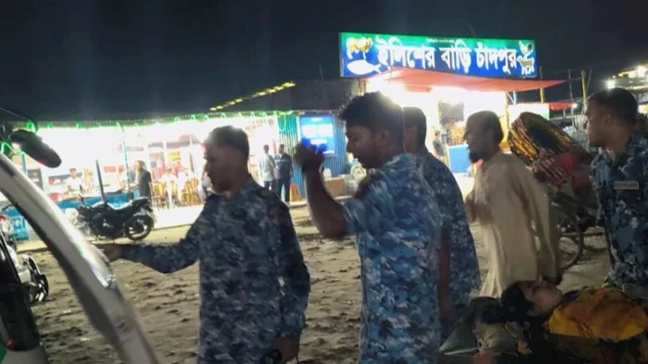 লঞ্চে অসুস্থ নারীকে চিকিৎসাসেবা দিলো কোস্টগার্ড