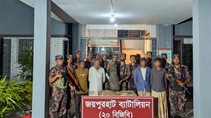 ৭৩ লাখ টাকার কষ্টিপাথরের মূর্তিসহ গ্রেপ্তার ৪