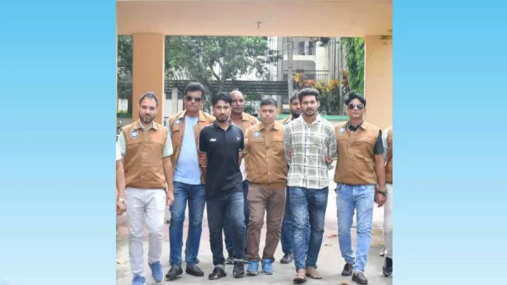 নওগাঁয় কিশোর গ্যাংয়ের দুই সদস্য অস্ত্রসহ গ্রেপ্তার