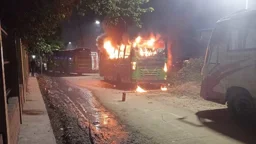 এবার রাজধানীর মাতুয়াইলে বাসে আগুন, শাহবাগ ও মহাখালীতে ককটেল বিস্ফোরণ