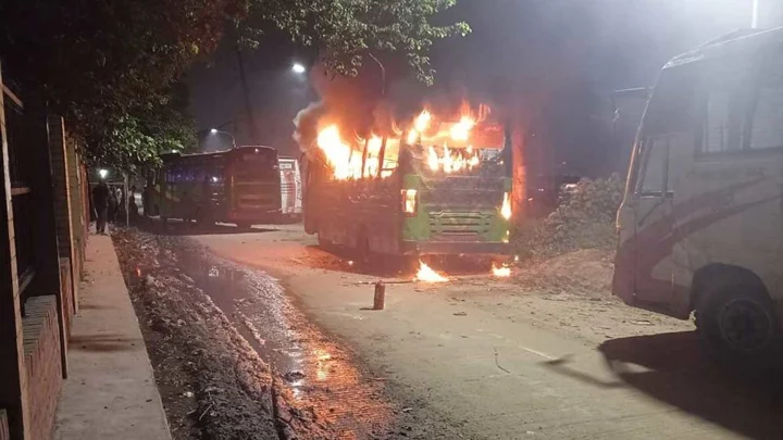 এবার রাজধানীর মাতুয়াইলে বাসে আগুন, শাহবাগ ও মহাখালীতে ককটেল বিস্ফোরণ