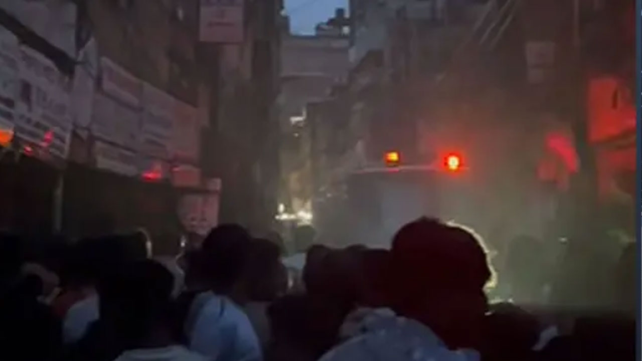 পুরান ঢাকায় গুদামে আগুন, নিয়ন্ত্রণে ৭ ইউনিট