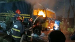 নারায়ণগঞ্জে বিপজ্জনক রাসায়নিকবাহী কাভার্ড ভ্যানে আগুন