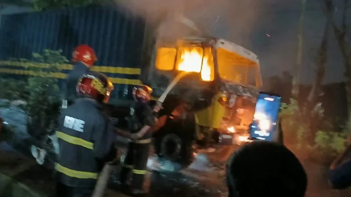 নারায়ণগঞ্জে বিপজ্জনক রাসায়নিকবাহী কাভার্ড ভ্যানে আগুন