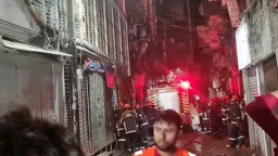 সরু গলি ও পানির স্বল্পতায় বেগ পেতে হচ্ছে ফায়ার সার্ভিসকে