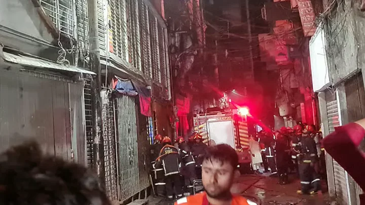 সরু গলি ও পানির স্বল্পতায় বেগ পেতে হচ্ছে ফায়ার সার্ভিসকে 
