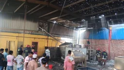 ধামরাইয়ে পরিত্যক্ত গোডাউনে আগুন