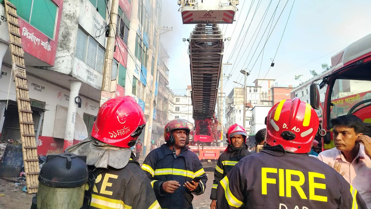 আগুন নিয়ন্ত্রণে কাজ করছে ফায়ার সার্ভিস। ছবি : এশিয়া পোস্ট