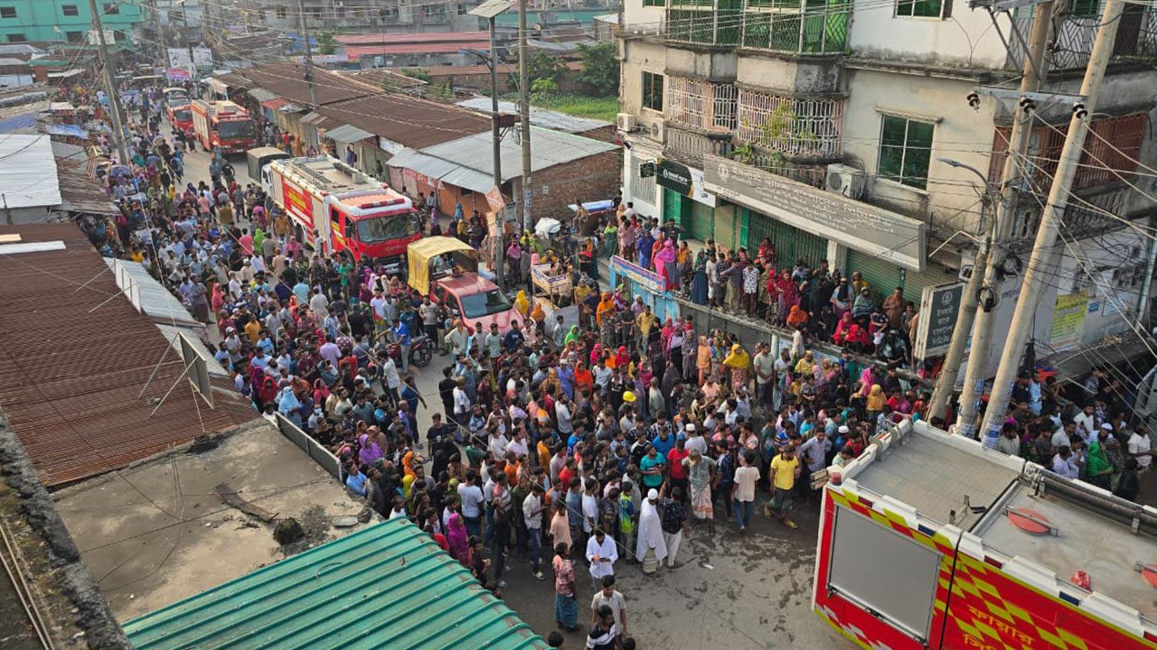 ফায়ার সার্ভিসের উদ্ধার অভিযান ঘিরে উৎসুক মানুষের ভিড়। ছবি : এশিয়া পোস্ট