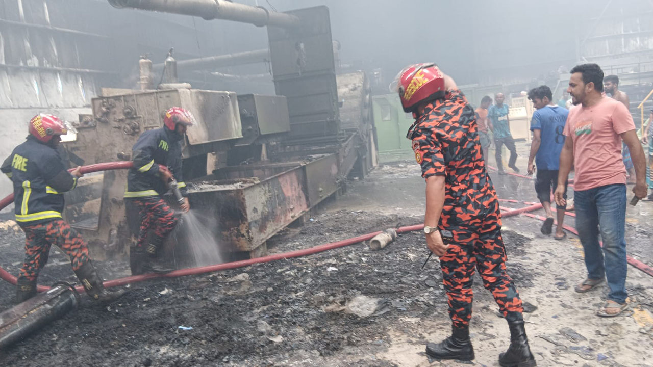 ধামরাইয়ে পোশাক কারখানায় আগুনে ১০ কোটি কোটি টাকার ক্ষতি