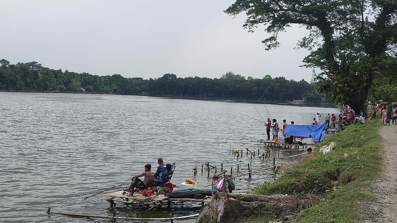 প্রকল্পের জন্য পানি সংরক্ষণের ‘পচা দিঘি’-তে চলছে মাছ শিকার। ছবি: এশিয়া পোস্ট