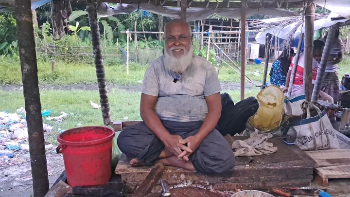 মাছ কেটে চলছে ৭০ বছর বৃদ্ধের ৮ সদস্যের সংসার