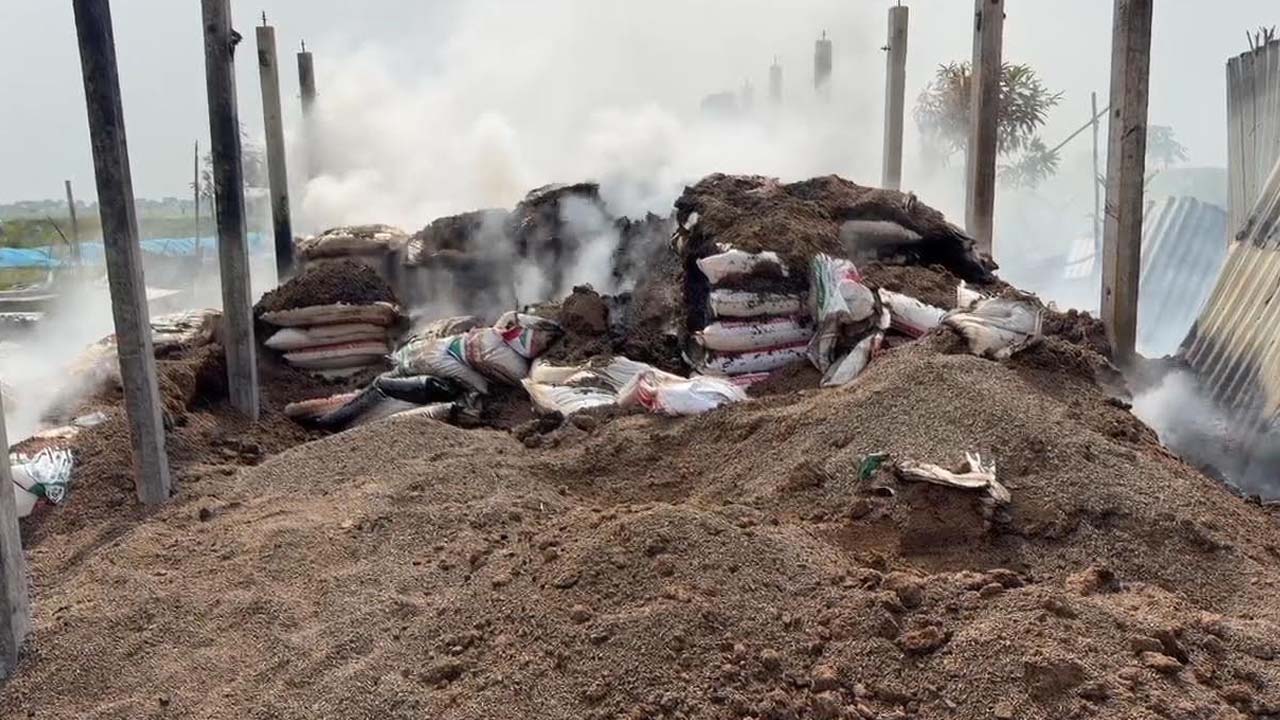 আগুনে পুড়িয়ে দেওয়া হয় মাছের খাদ্য। ছবি: এশিয়া পোস্ট