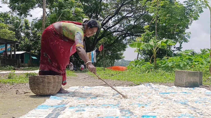 মাছের আঁশ বেচেই মাসে হাজার টাকা আয় জেলে পরিবারের 
