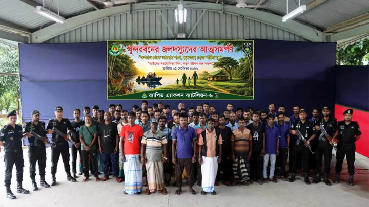 সুন্দরবনের আত্মসমর্পণ করা ৫২ বনদস্যুকে আদালতে সোপর্দ