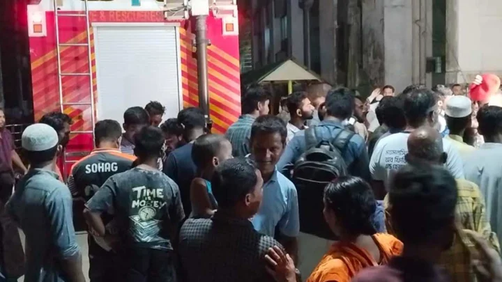 মমেক হাসপাতালে আগুন, আতঙ্কে রোগী-স্বজনদের হুড়োহুড়ি
