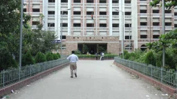 আদালতের দোতলা ভবন থেকে লাফ দিয়ে পালাল আসামি