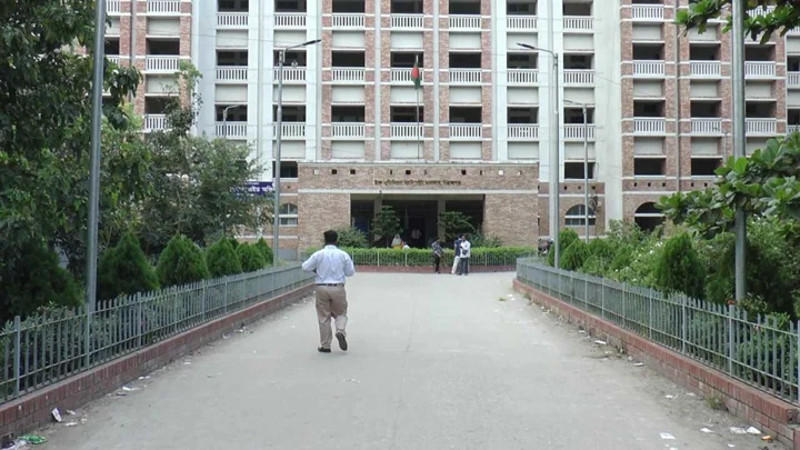 আদালতের দোতলা ভবন থেকে লাফ দিয়ে পালাল আসামি