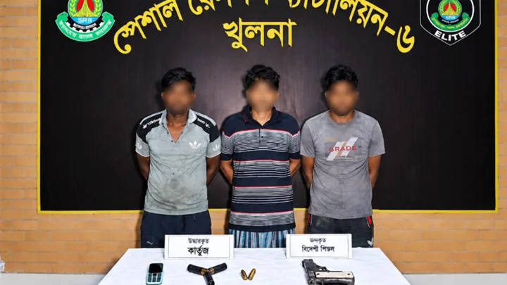 খুলনায় পিস্তল-গুলিসহ সন্ত্রাসী ডালিম ও তার সহযোগীরা গ্রেপ্তার