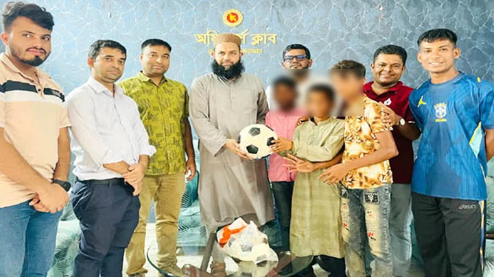 ফুটবল কেনার স্বপ্নে হাঁস চুরি, শাস্তির বদলে বল পেল তিন শিশু