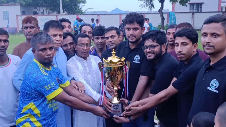 লোহাগড়ায় উৎসবমুখর পরিবেশে প্রীতি ফুটবল ম্যাচ অনুষ্ঠিত