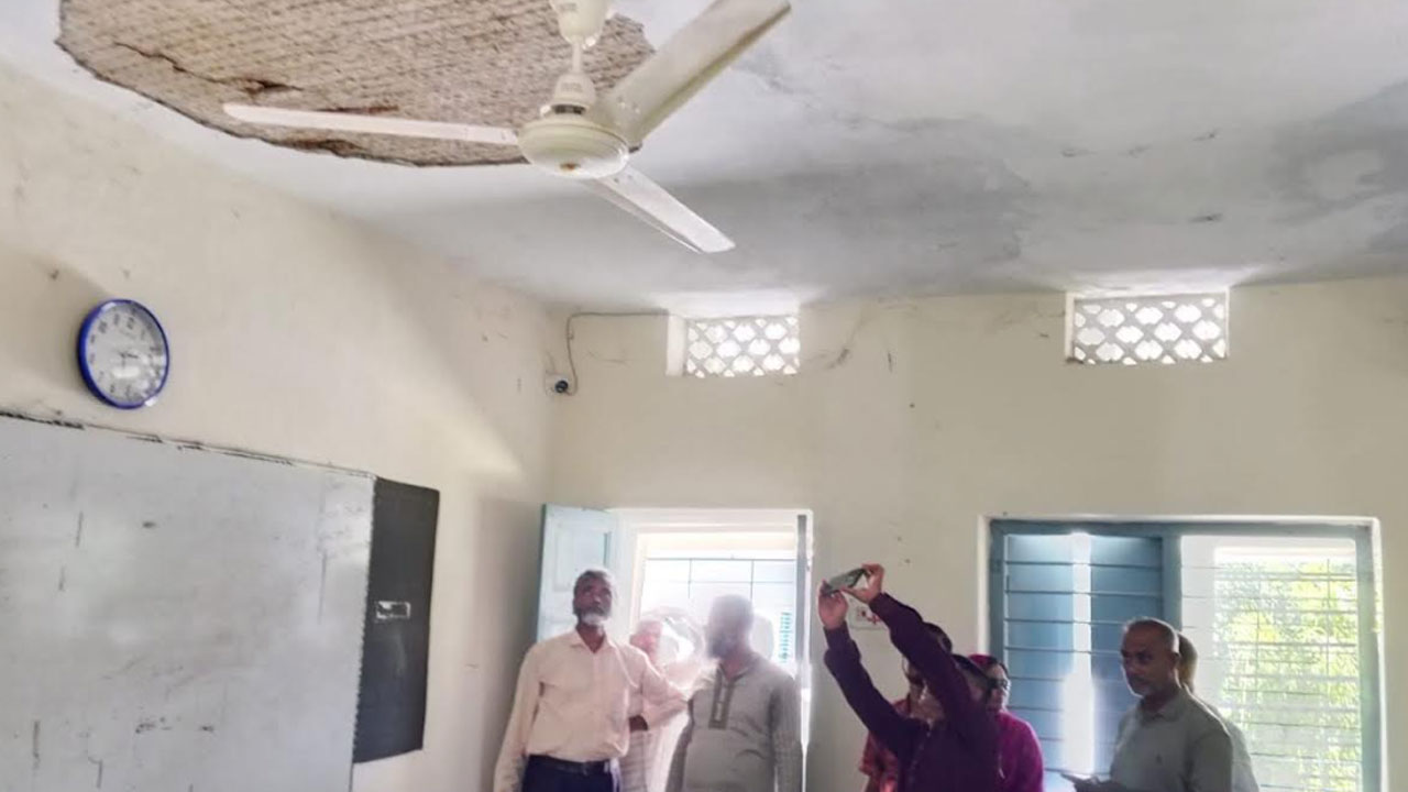 ক্লাস চলাকালে ছাদের পলেস্তারা খসে শিক্ষক আহত