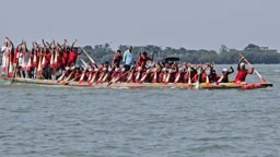 ৫০ বছর পর সুরমায় ঐতিহ্যের নৌকাবাইচ, লাখো মানুষের ঢল