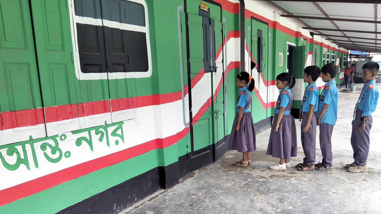 আন্তঃনগর ফুলকুঁড়ি এক্সপ্রেসে চড়ছে ফুলকুঁড়িরা। ছবি: এশিয়া পোস্ট