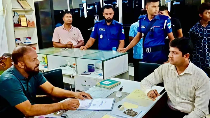 ইলেকট্রিক শোরুমের আড়ালে অবৈধ আইসক্রিম কারখানা