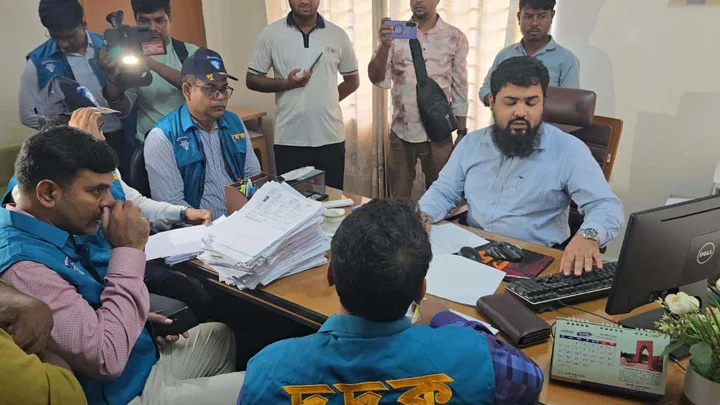 এশিয়া পোস্টে সংবাদ প্রকাশের পর জামালপুর পাসপোর্ট অফিসে দুদকের অভিযান