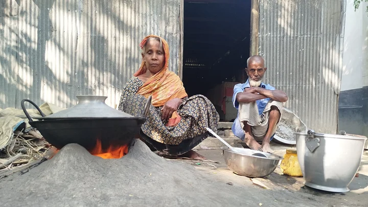 শেষ বয়সে দুমুঠো খাবারের আকুতি নিঃসন্তান দম্পতির