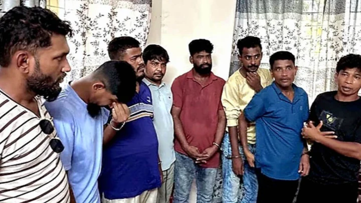 দোকানের শাটার কেটে ৯৪ ফোন চুরি, বাসে পালানোর সময় গ্রেপ্তার ৮