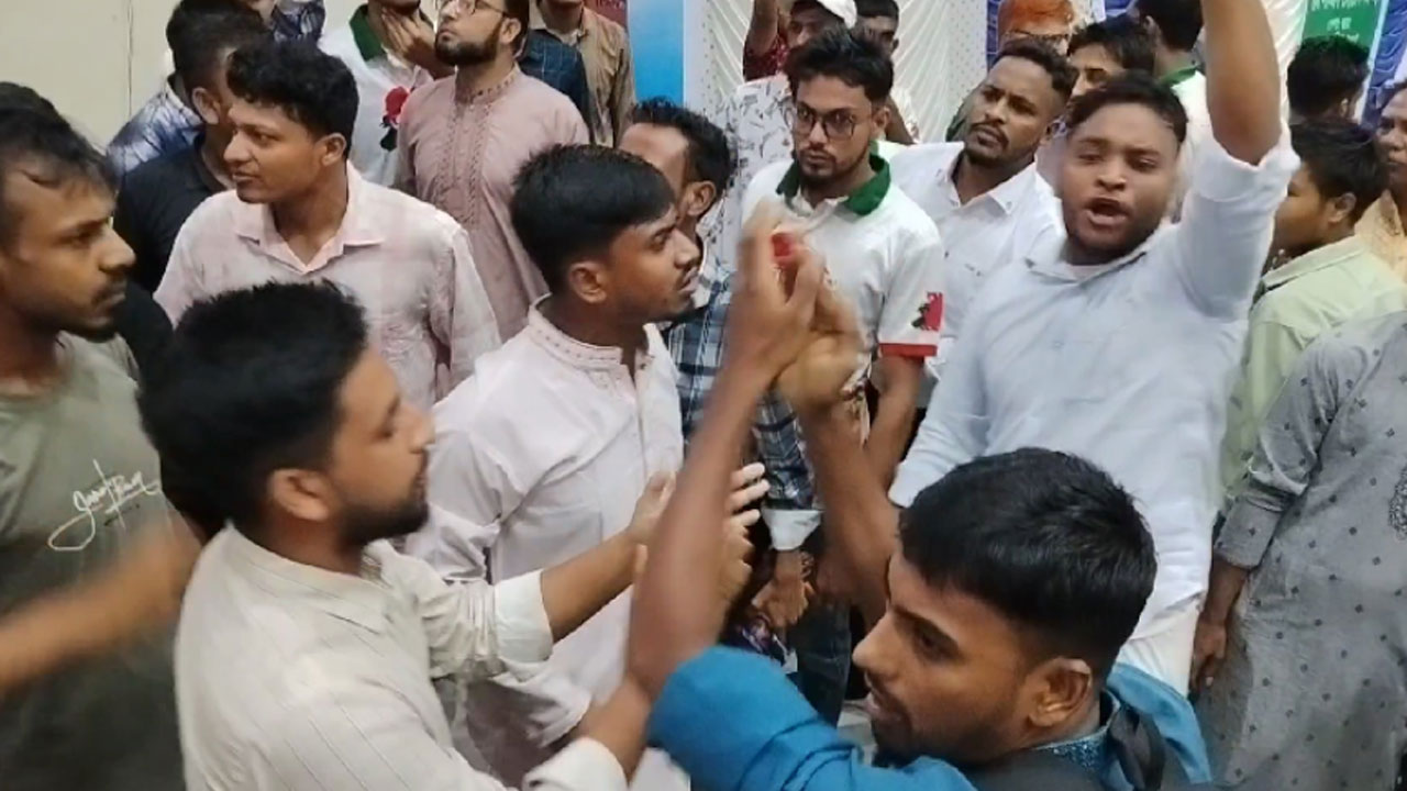 গাইবান্ধায় জুলাই যোদ্ধাদের অনুষ্ঠানে এনসিপি ‘বয়কট’ স্লোগান, হাতাহাতি