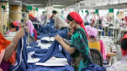 যুদ্ধ পরিস্থিতিতেও পোশাক রপ্তানি বেড়েছে ৫.১২ শতাংশ, নীতি সহায়তা বাড়ানোর দাবি