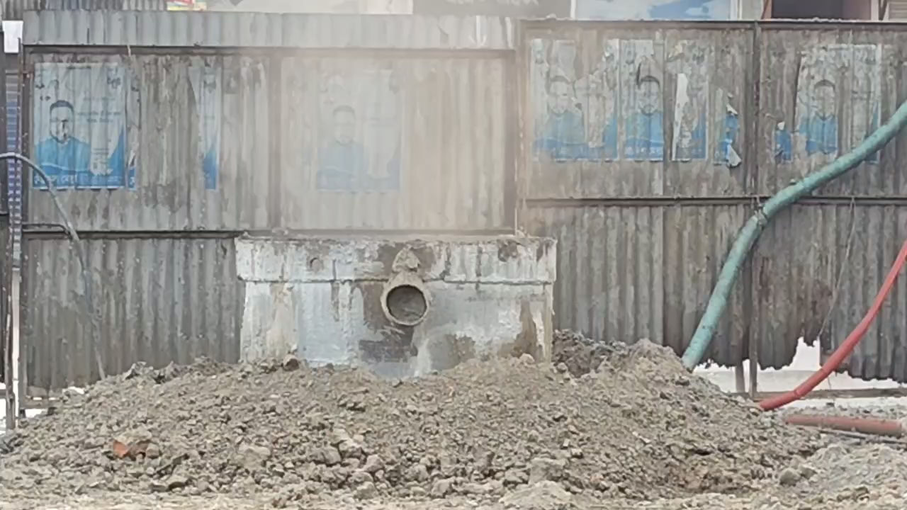 আন্ডারপাসের পাইলিং করার গ্যাসের পাইপটি ফেটে যায়। ছবি : এশিয়া পোস্ট