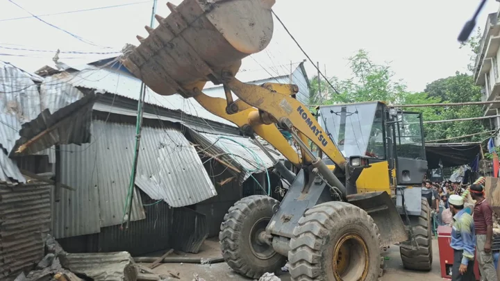 ‘মাদকের হাট’ খ্যাত মাজার বস্তিতে রাউজকের উচ্ছেদ অভিযান