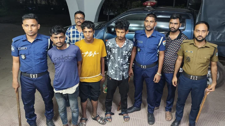 আসামি ছিনিয়ে নিতে পুলিশ ফাঁড়িতে সশস্ত্র হামলা, গ্রেপ্তার ৩