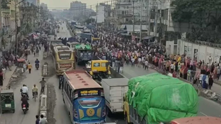 শ্রমিকদের ঢাকা-টাঙ্গাইল মহাসড়ক অবরোধ