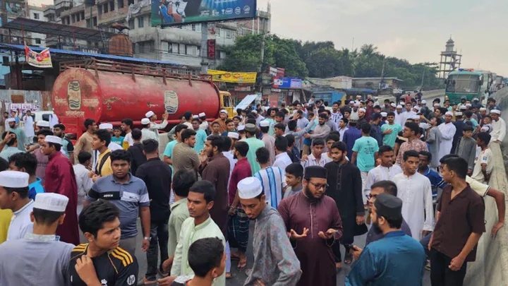ঢাকা-ময়মনসিংহ মহাসড়ক অবরোধ করে শিক্ষার্থীদের বিক্ষোভ