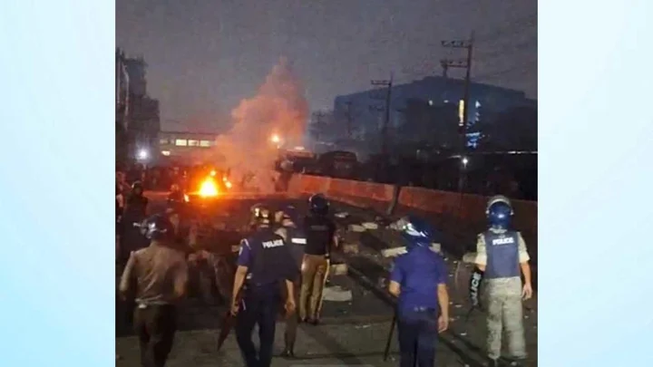 ৫ ঘণ্টা পর মহাসড়ক ছাড়লেন শ্রমিকরা, পুলিশের গাড়ি ভাঙচুর
