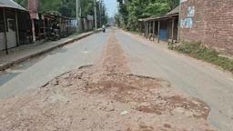 দুই পাশে পাকা, মাঝখানে বিভাজনের ক্ষত বয়ে বেড়াচ্ছে সড়ক