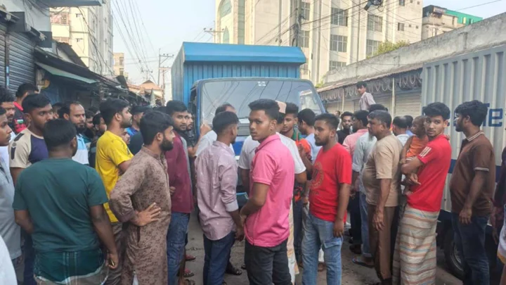 গাজীপুরে পোশাকশ্রমিকদের সড়ক অবরোধ