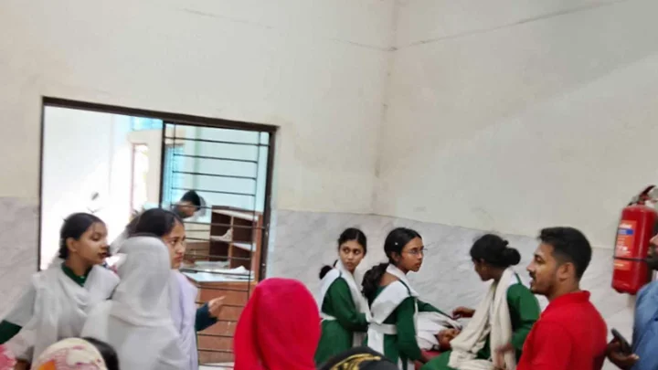 বজ্রপাতের বিকট শব্দে অসুস্থ হয়ে হাসপাতালে ভর্তি ১২ শিক্ষার্থী